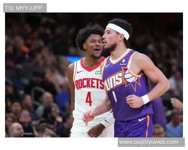 布克称赞马威为防守核心称其场上沟通与快速奔跑至关重要 布克称赞马威为防守核心称其场上沟通与快速奔跑至关重要