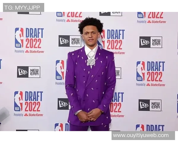 乌布雷与班凯罗体重差异明显却在场上展现顽强对抗精神 乌布雷与班凯罗体重差异明显却在场上展现顽强对抗精神