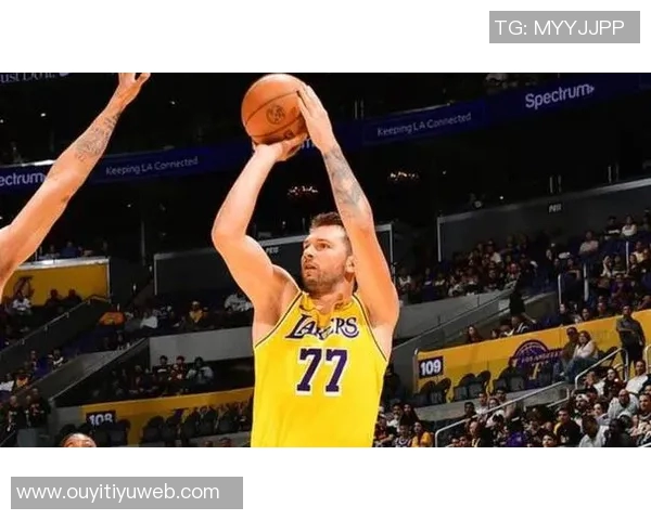 詹姆斯本赛季表现低迷球权到手立刻传给东契奇