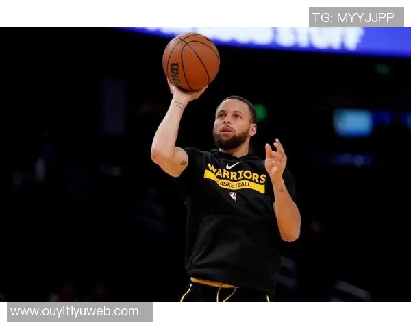 库里半场20分5记三分创纪录领先利拉德克莱紧随其后争夺第二位